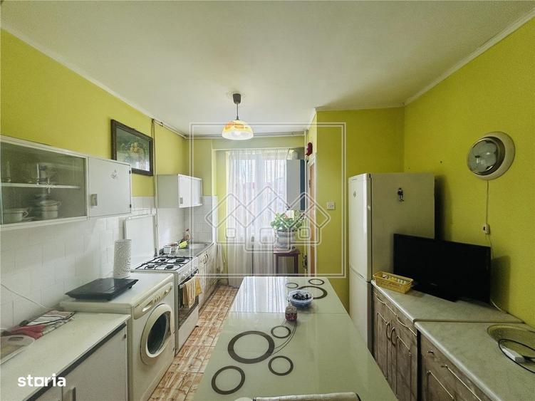 Ap decomandat, 3 camere, balcon, pivnita - N. Iorga - 2