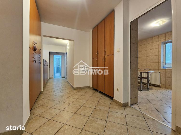 Apartament cu 3 camere decomandat în Micro 11