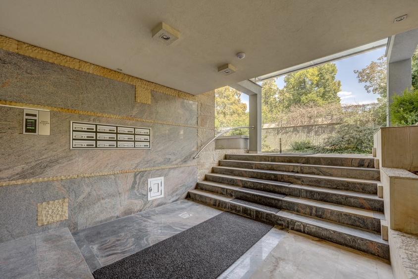 Apartament cu 4 camere decomandat în Primăverii