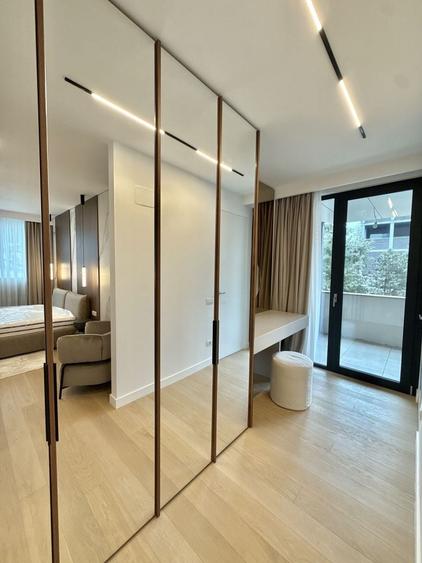 Apartament cu 4 camere semidecomandat în Aviatorilor