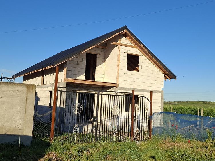Casă cu 4 camere cu Teren 281 Mp în Poarta Albă