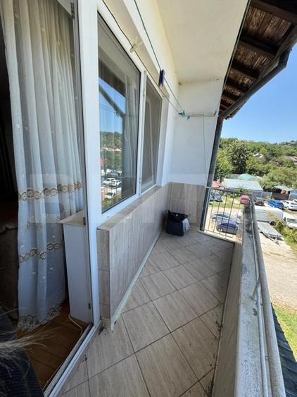 Apartament cu 3 camere semidecomandat, mobilat în Moreni