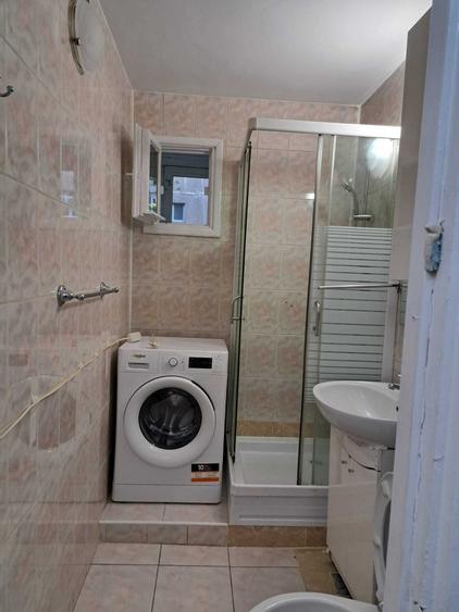 Apartament cu 3 camere semidecomandat în Cotroceni