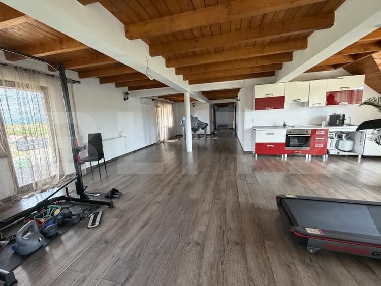 Casă individuală cu 8 camere cu Teren 3000 Mp în Exterior Sud