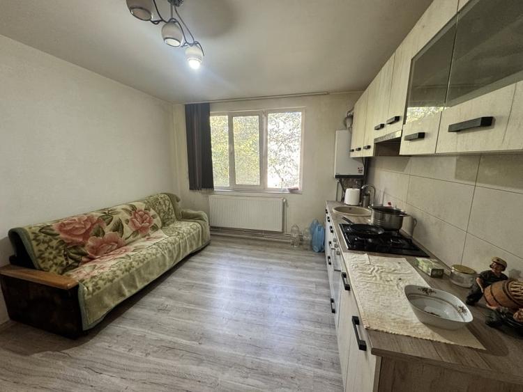 Apartament cu 2 camere semidecomandat, mobilat în Calea București