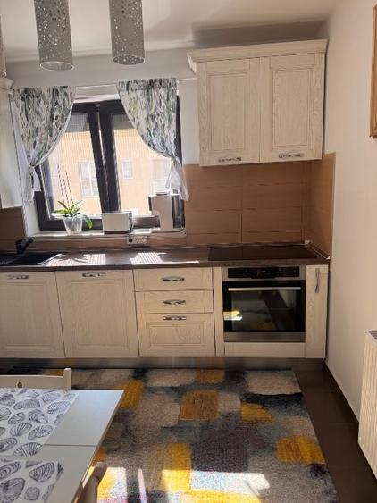 Apartament cu 3 camere decomandat, mobilat în Central