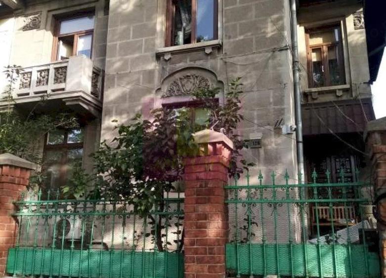 Apartament cu 6 camere decomandat în Plevnei