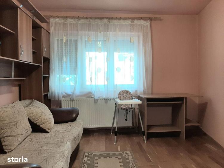 Apartament cu 3 camere semidecomandat în Micro 16