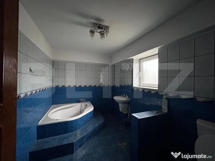 Casă cu 7 camere cu Teren 900 Mp în Central