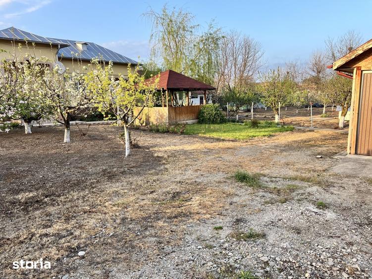Casă cu 4 camere cu Teren 2000 Mp în Crângu