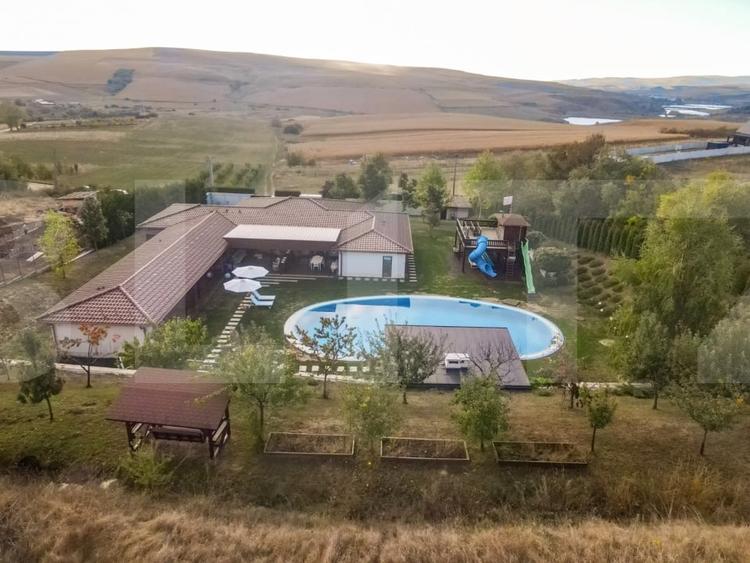 Casă individuală cu 11 camere cu Piscina în Rediu