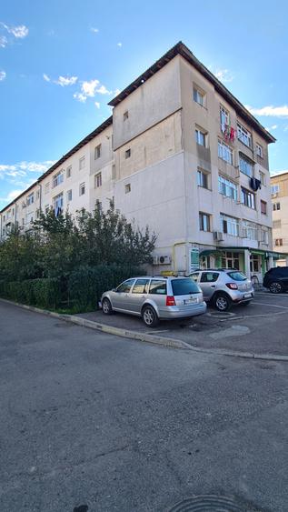 Apartament cu 3 camere semidecomandat în Adjud