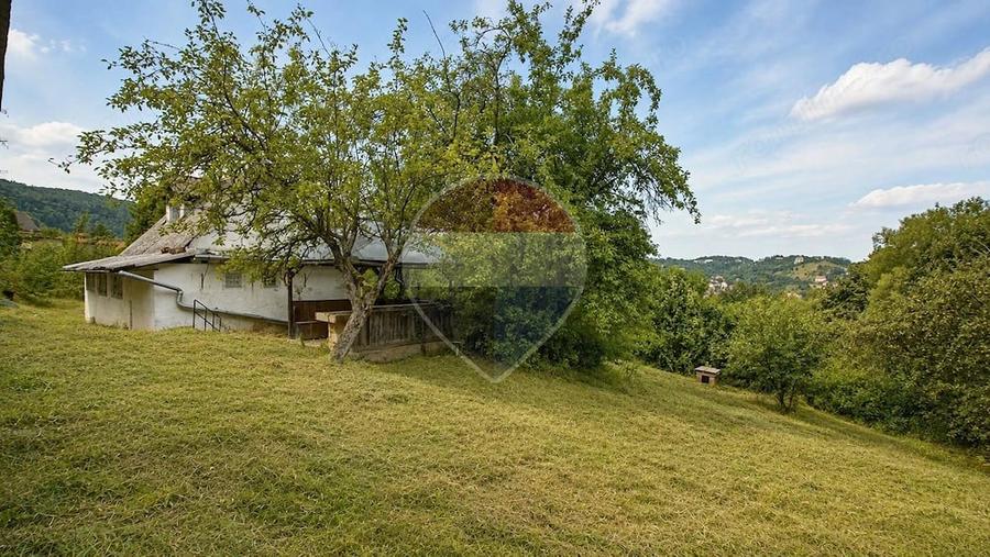 Casă cu 3 camere cu Teren 1498 Mp în Schei
