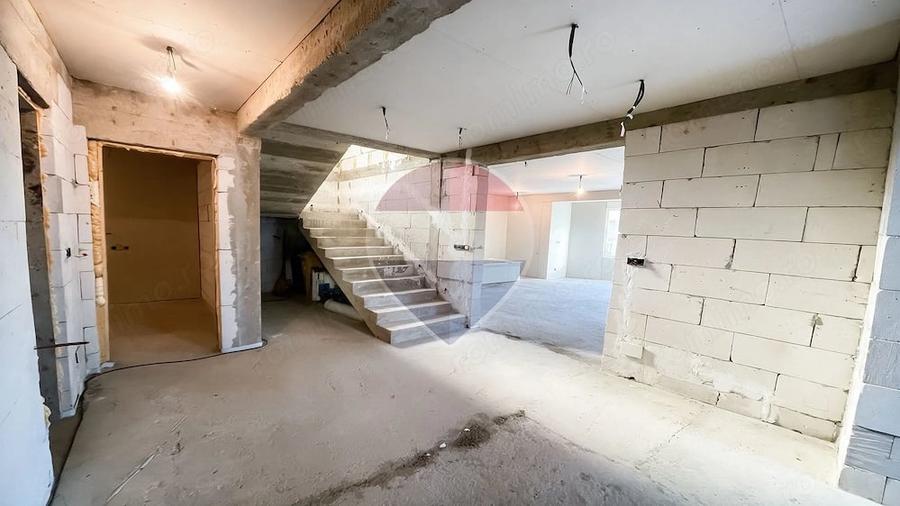 Casă cu 6 camere cu Teren 812 Mp în Cornești