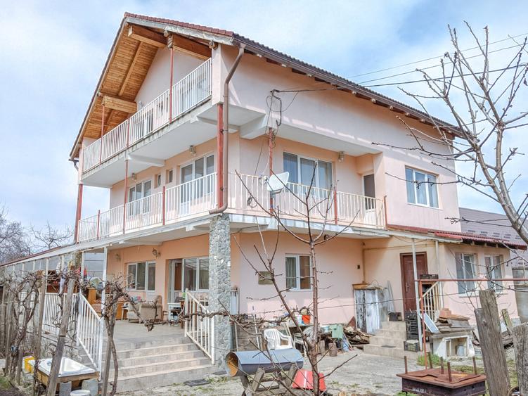 Casă individuală cu 10 camere cu Teren 600 Mp în Baciu