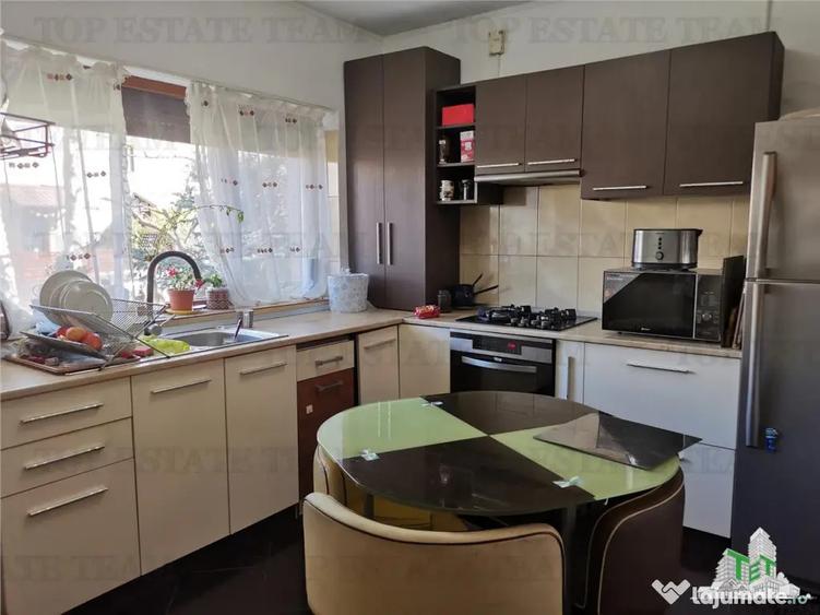 Apartament cu 4 camere decomandat în 1 Decembrie