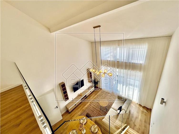 Penthouse cu 4 camere semidecomandat în Exterior Vest