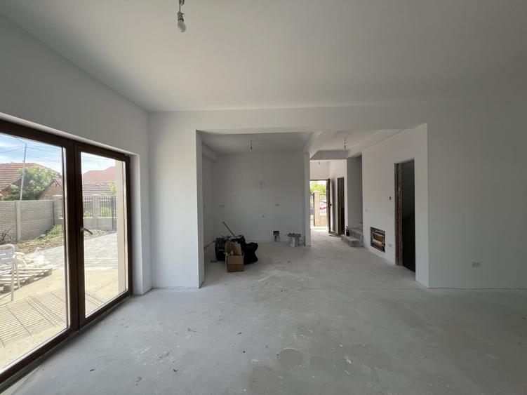Duplex cu 5 camere cu Canalizare în Chișoda