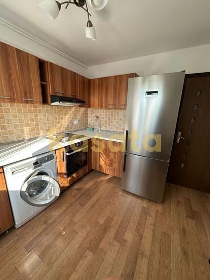 Apartament cu 3 camere semidecomandat, mobilat în Apusului