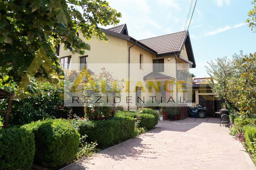 Casă individuală cu 7 camere decomandat cu Piscina în Central