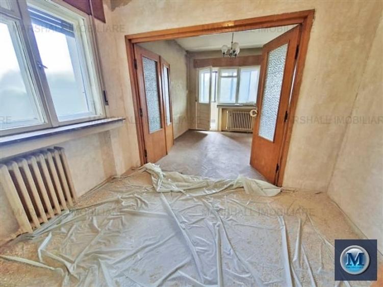 Apartament cu 4 camere semidecomandat în Sud