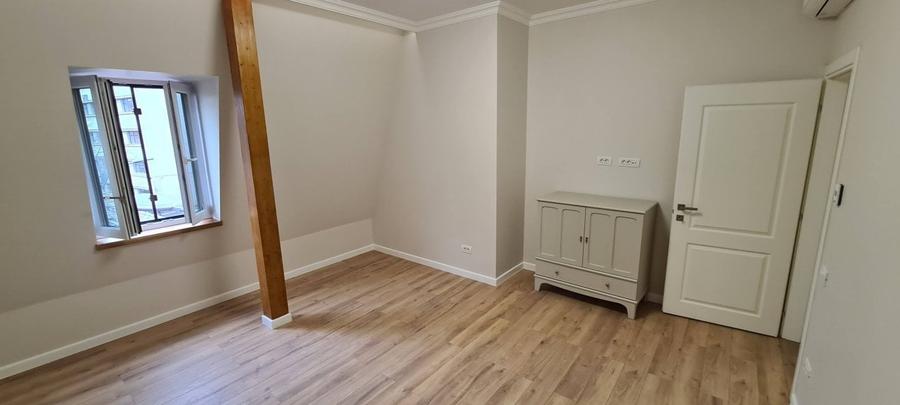 Apartament cu 4 camere semidecomandat, mobilat în Calea Victoriei