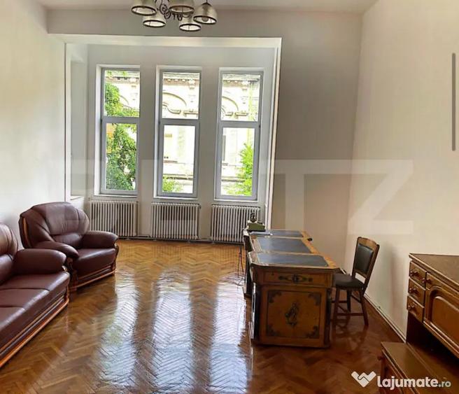 Apartament cu 4 camere decomandat în Central