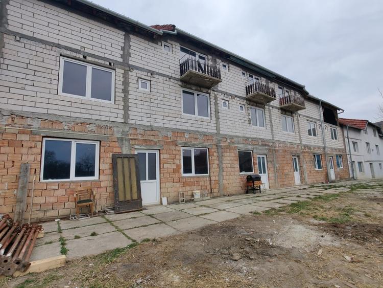 Casă individuală cu 20 camere cu Canalizare în Slimnic