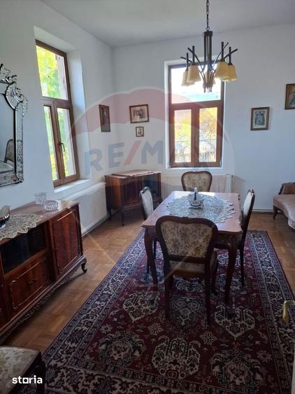 Casă cu 6 camere cu Teren 3300 Mp în Central