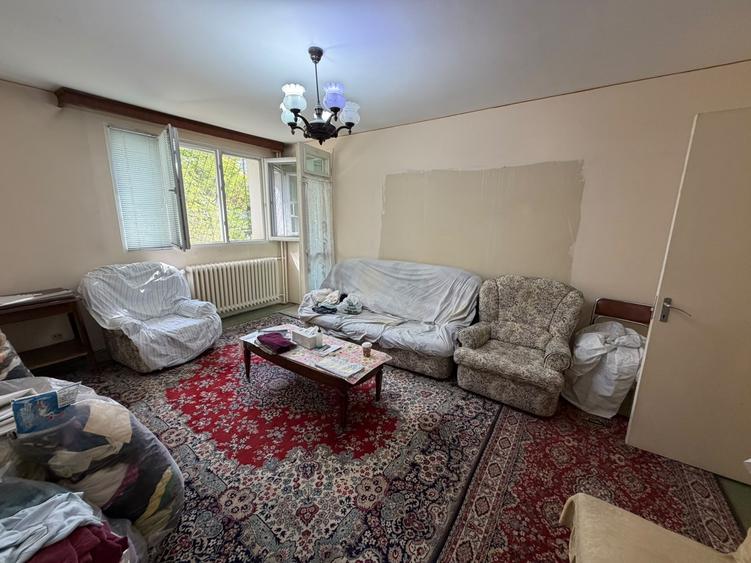 Apartament cu 3 camere semidecomandat în Titan