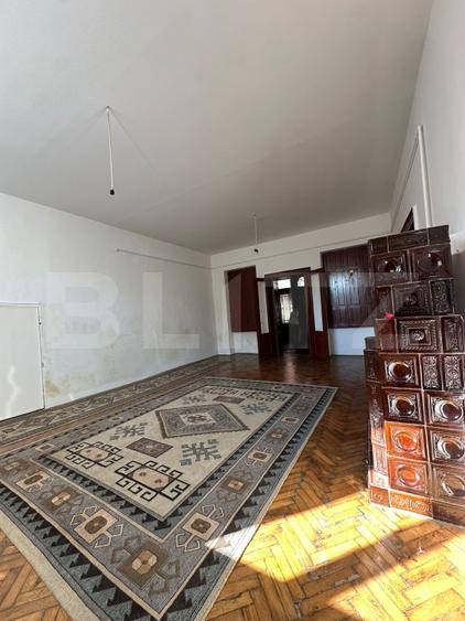 Casă individuală cu 8 camere cu Canalizare în Central