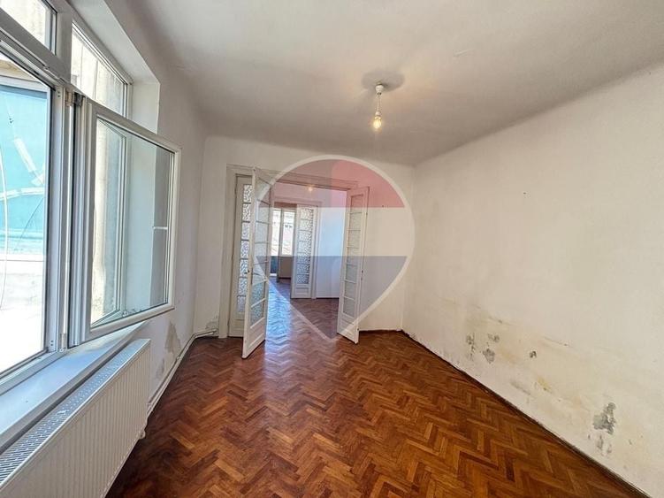 Apartament cu 3 camere semidecomandat în Periferie