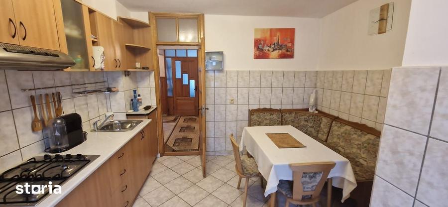 Apartament cu 4 camere decomandat în Central