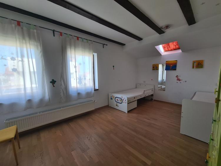 Casă individuală cu 5 camere cu Canalizare în Odăi