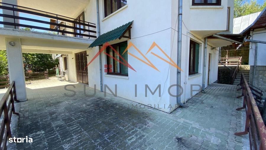 Vila de vanzare, teren 3100 mp, 7 camere, 6 grupuri sanitare, 3 CT, an - 17