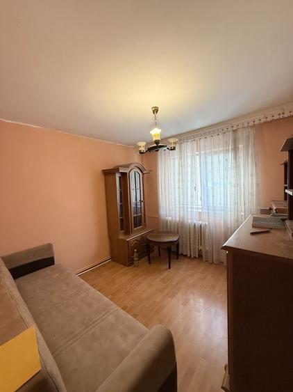 Apartament cu 3 camere semidecomandat în Dacia