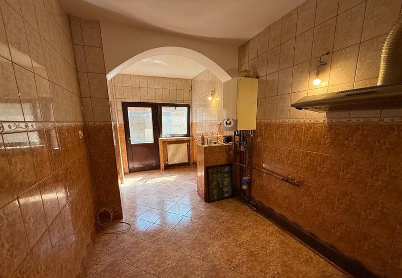Casă individuală cu 5 camere cu Canalizare în Rahova