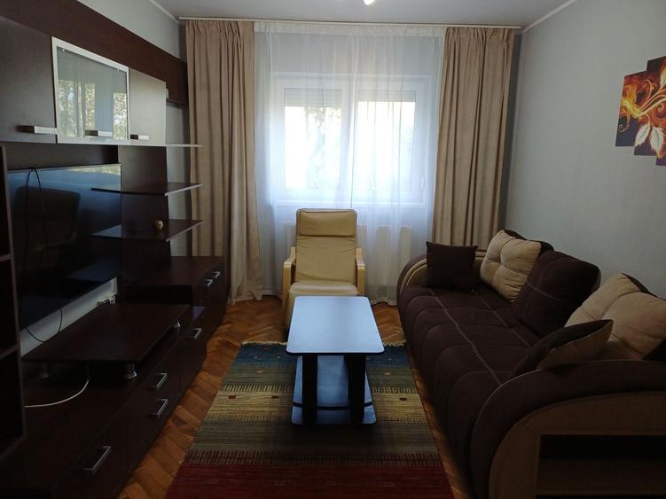 Apartament cu 3 camere semidecomandat în Cazasu