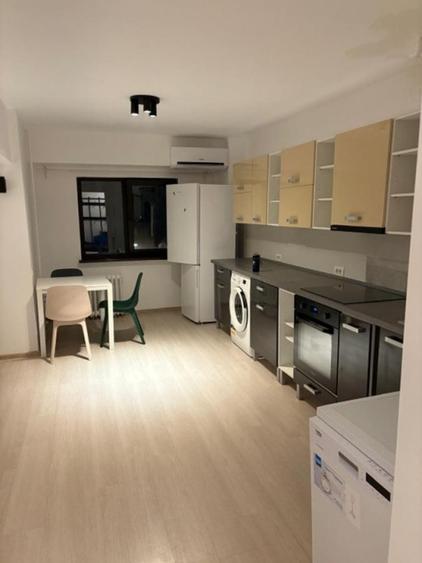 Apartament cu 3 camere semidecomandat, mobilat în Tineretului