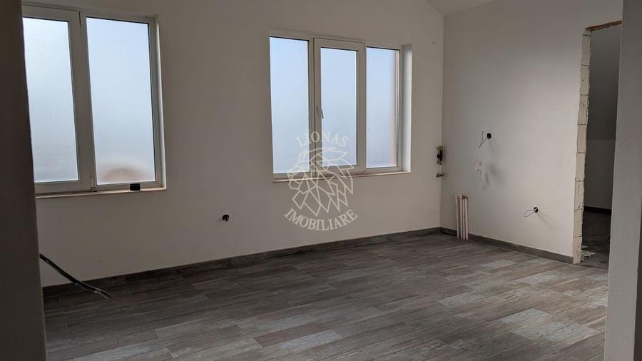 Apartament cu 5 camere semidecomandat în Decebal