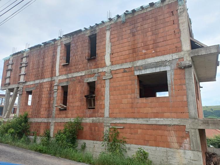 Casă cu 6 camere cu Canalizare în Baciu