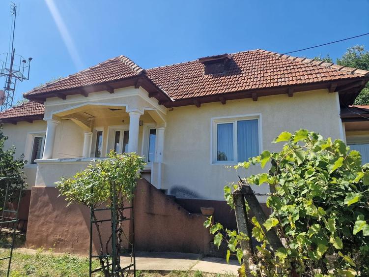 Casă individuală cu 5 camere cu Canalizare în Est