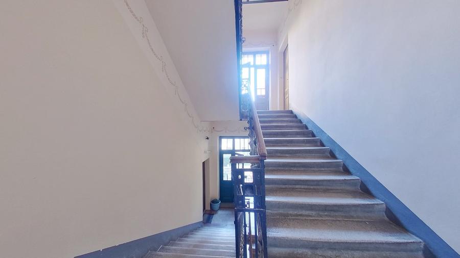Apartament cu 3 camere semidecomandat, mobilat în Central