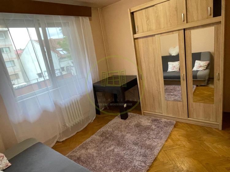 Apart.3 camere,decomandat, zona ultracentrală, lângă Fac. de Drept, Magheru - 6
