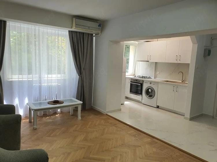 Apartament cu 3 camere semidecomandat în Calea Victoriei