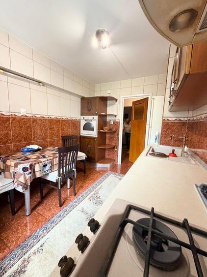 Apartament cu 3 camere decomandat, mobilat în Costin Georgian