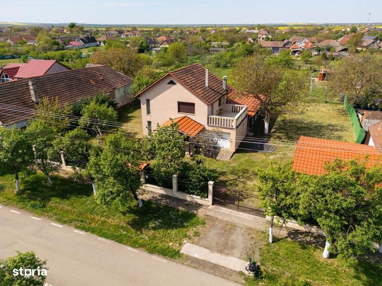 Casă cu 4 camere cu Teren 2825 Mp în Păuliș