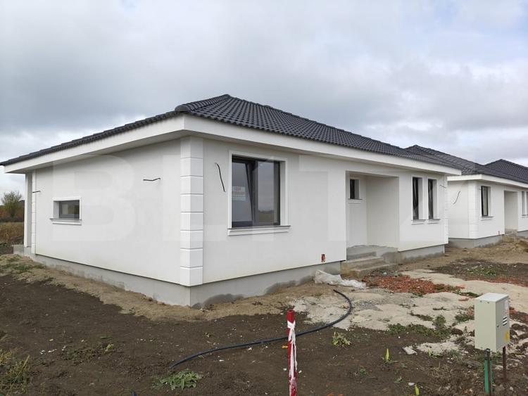 Casă individuală cu 4 camere cu Canalizare în Odoreu