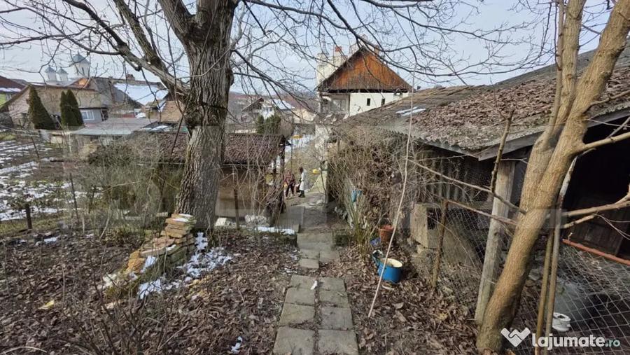Casă cu 4 camere cu Teren 1500 Mp în Central