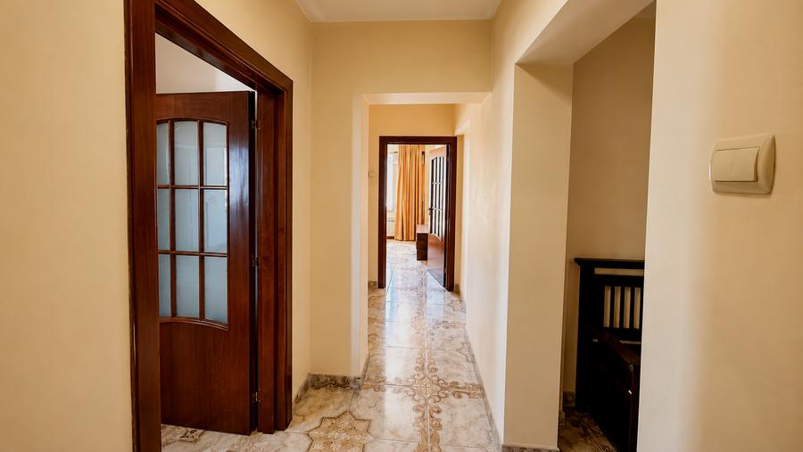 Apartament cu 4 camere decomandat în P-ța Muncii